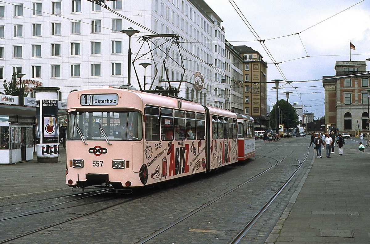 Anfang Juni 1990 biegt der für ein Anzeigenblatt werbende schweinchenrosa lackierte GT4 557 in die Haltestelle am Bremer Hauptbahnhof ein