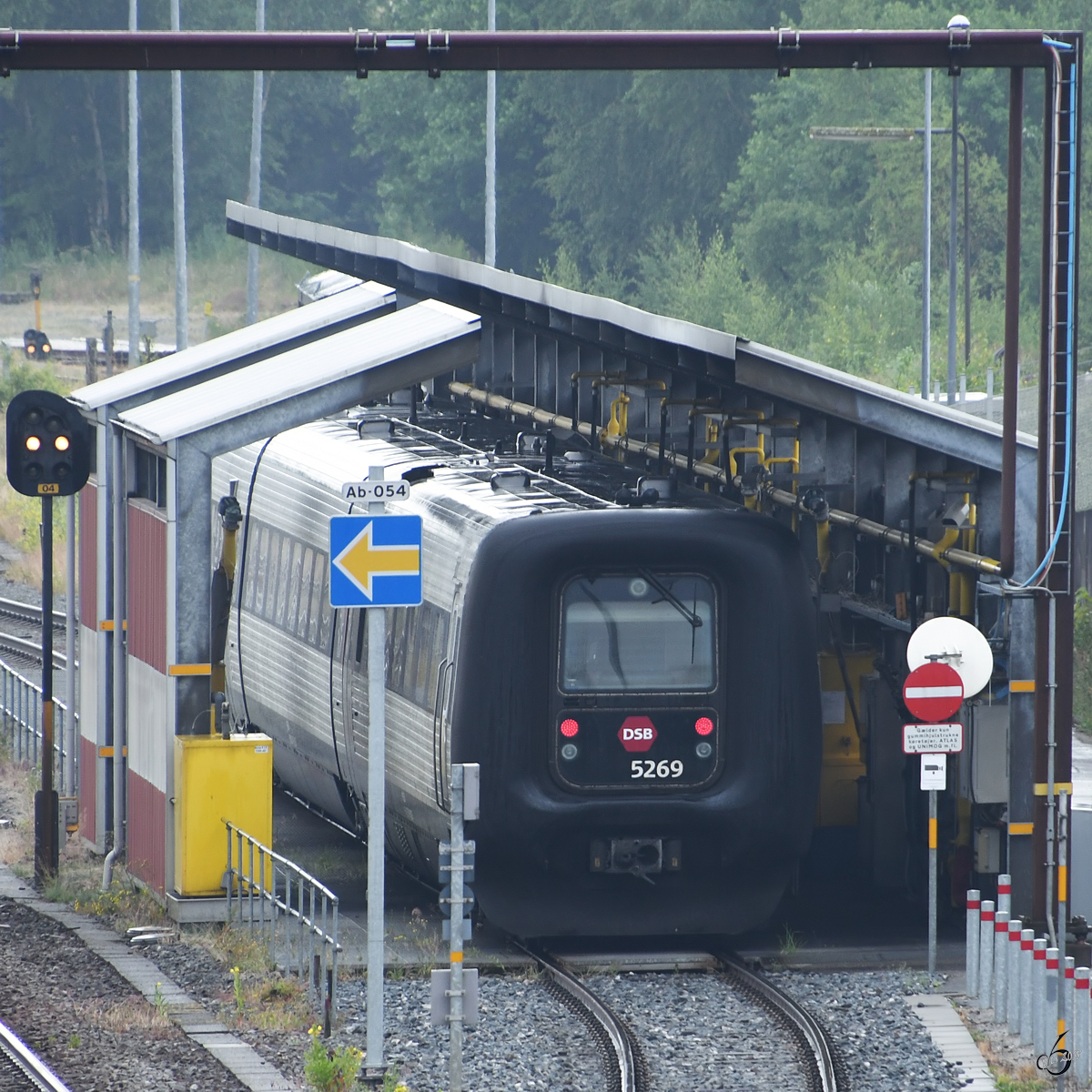 Anfang Juni 2018 stand der Triebzug MFB 5269 in der Waschanlage(?) am Bahnhof in Aalborg.