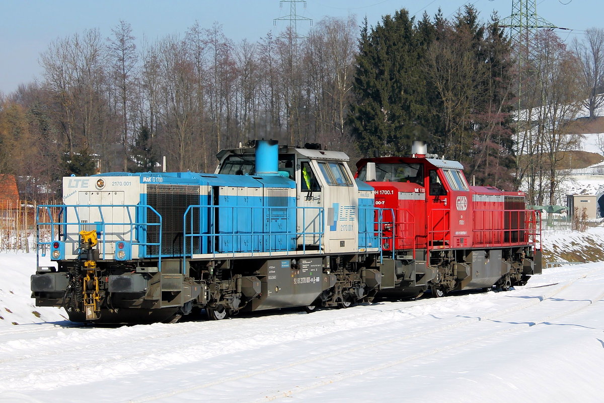 Anfang März 2013 in der Anschlussbahn Leibenfeld. 
In den ersten Monaten dieses Jahres begannen die Transporte für das Baulos  KAT2  des Koralmtunnels.
Gerade eben mit einer Ladung Perlkies angekommen umfahren die beiden Schwestern Ihren doch nicht so ganz leichten Zug. 

3.02.2013 