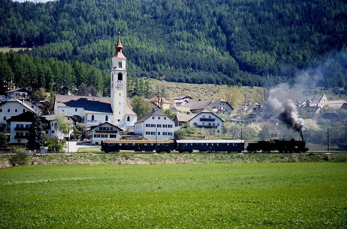 Anfang Mai 1989 beförderte 740.293 einen Sonderzug durch das Pustertal, hier bei Olang