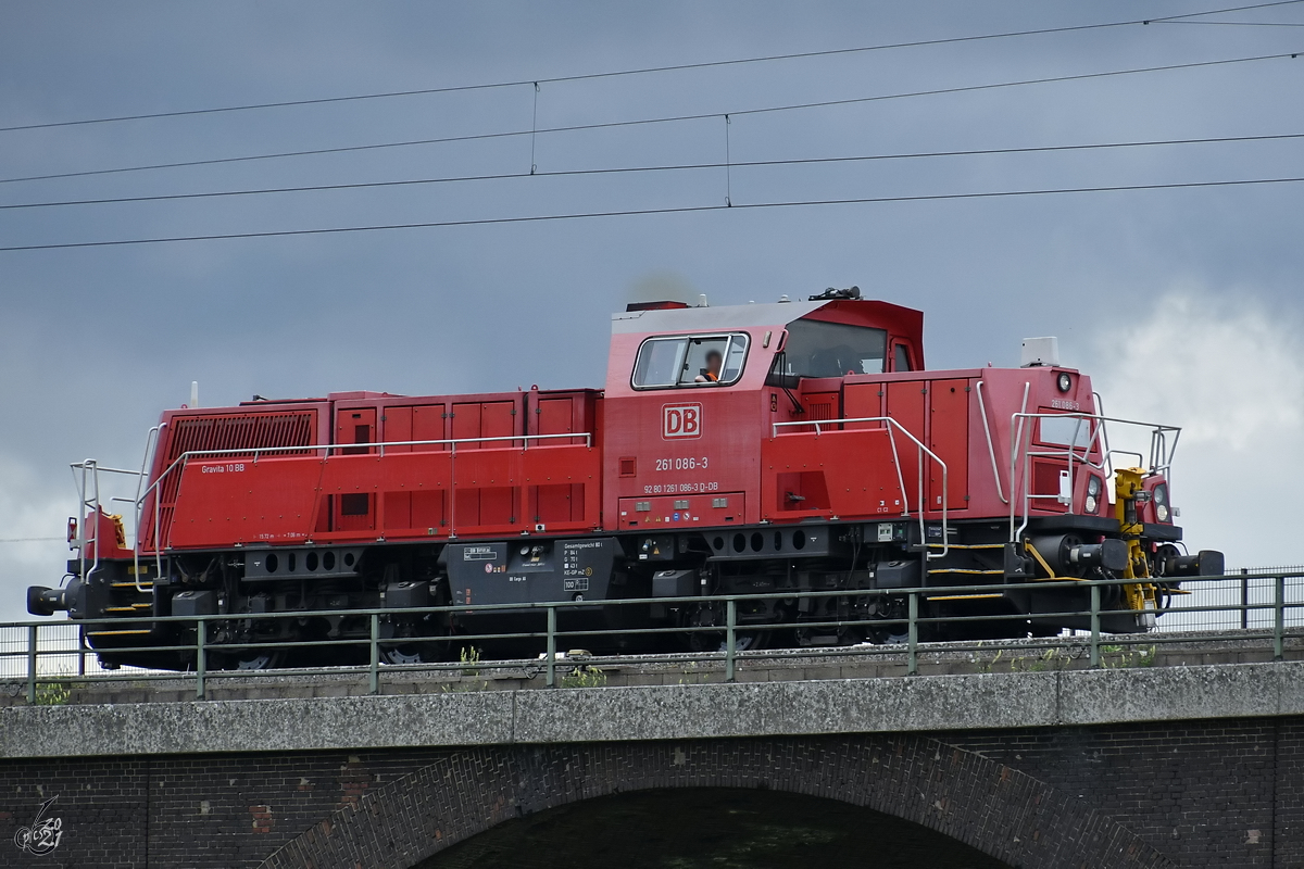 Anfang Mai 2021 war die Diesellokomotive 261 086-3 auf Solofahrt in Duisburg zu sehen.