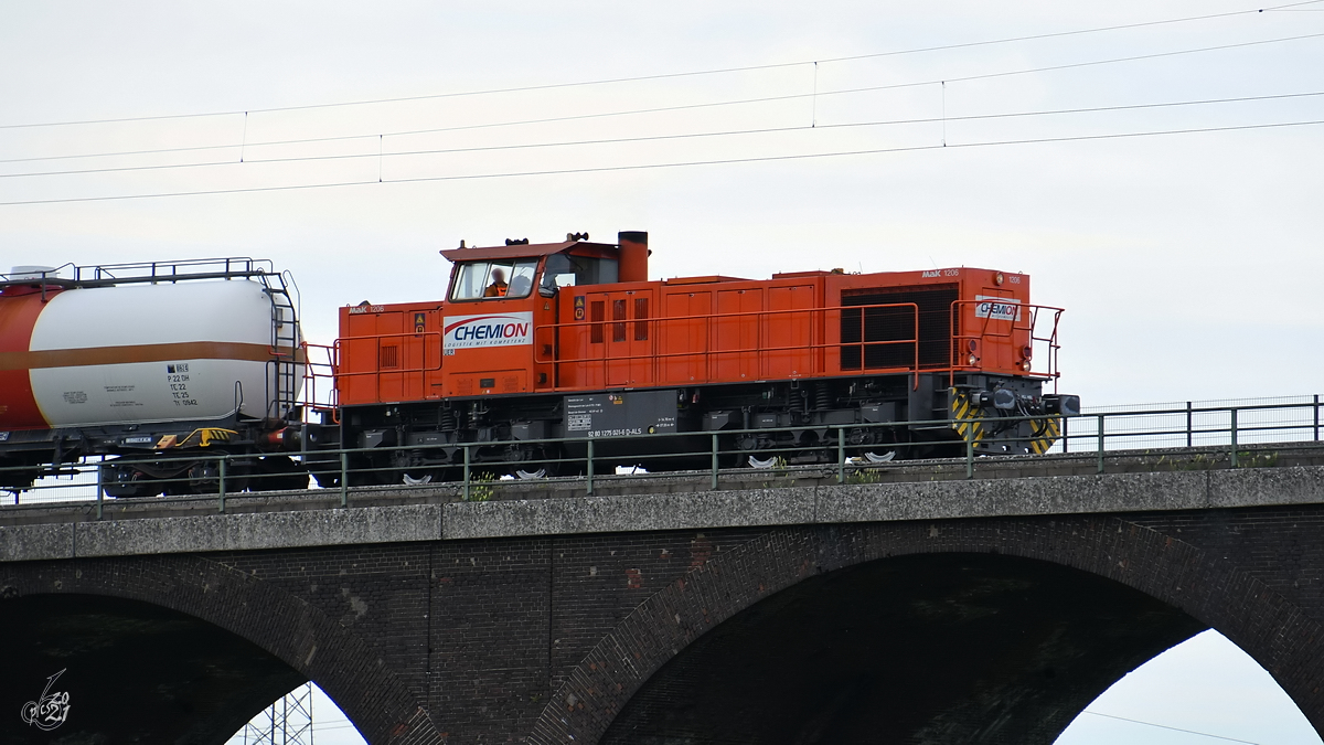 Anfang Mai 2021 war in Duisburg die Diesellokomotive 1275 001-6 von Chemion zu sehen.