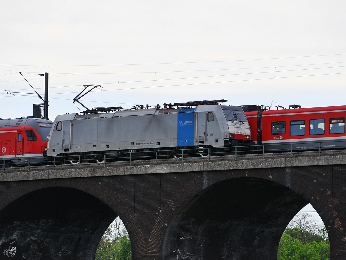 Anfang Mai 2021 war die Elektrolokomotive 186 104 auf Solofahrt in Duisburg zu sehen.