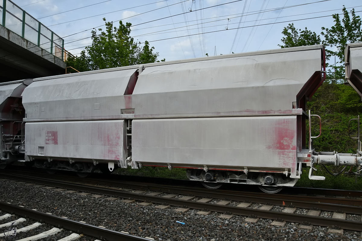 Anfang Mai 2021 war dieser gedeckte Schüttgutwagen mit schlagartiger Schwerkraftentladung Talns (82 80 0665 441-6) in Lintorf zu sehen.