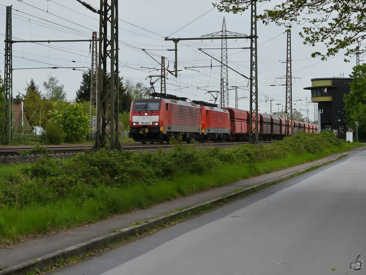 Anfang Mai 2021 zogen die Elektrolokomotiven 189 035-9 & 189 044-1 einen Erzzug durch Lintorf.