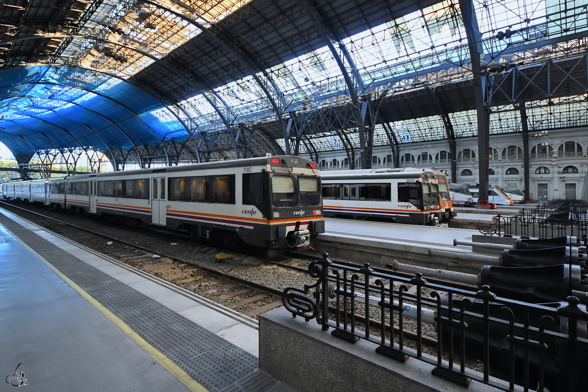 Anfang November 2022 habe ich in Barcelona noch einen kurzen Abstecher zum Französischen Bahnhof (Estació De Franca) gemacht. Zu sehen unter anderem die Triebzüge 110C und 154C.