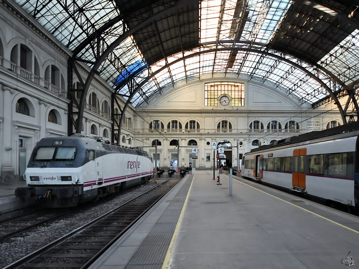 Anfang November 2022 habe ich in Barcelona noch einen kurzen Abstecher zum Französischen Bahnhof (Estació De Franca) gemacht und konnte dort die Elektrolokomotive 252 058-3 ablichten.