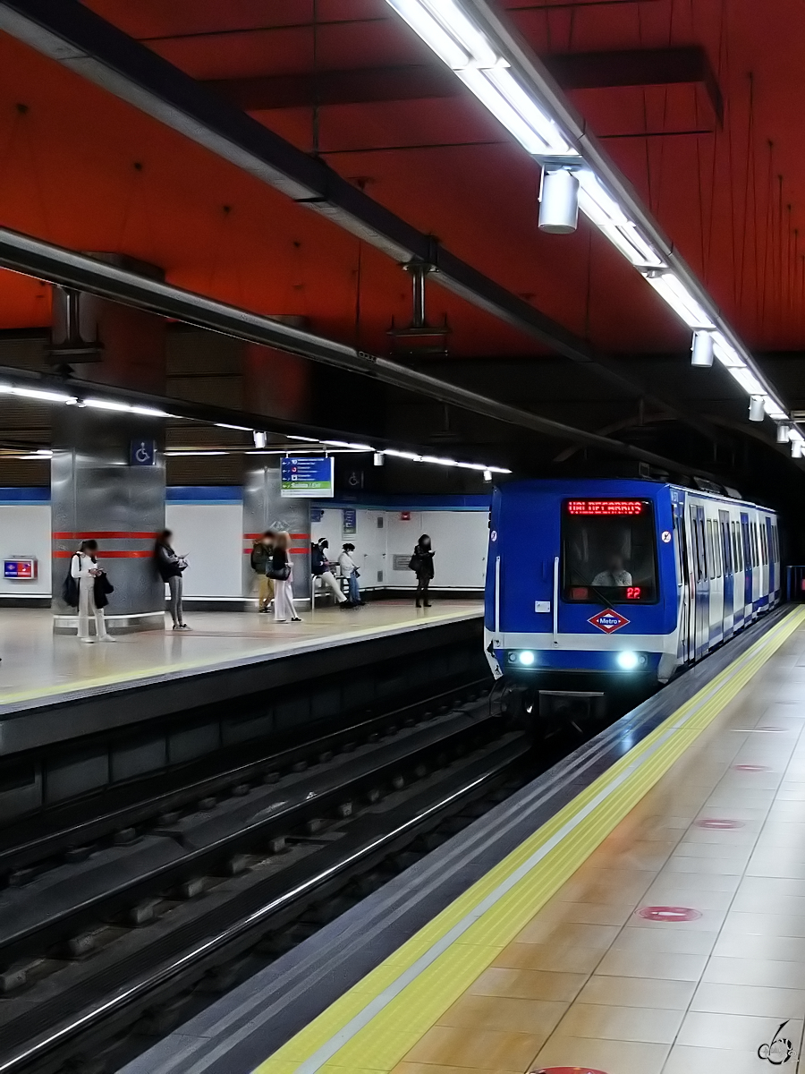 Anfang November 2022 habe ich die Einfahrt eines Metrozuges an der Madrider Haltestelle Chamartin abgelichtet.