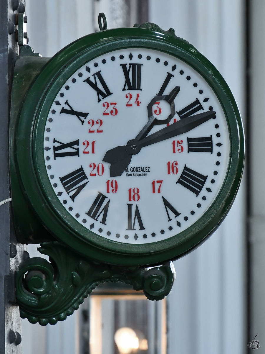 Anfang November 2022 habe ich im Eisenbahnmuseum Madrid diese Bahnhofsuhr abgelichtet.