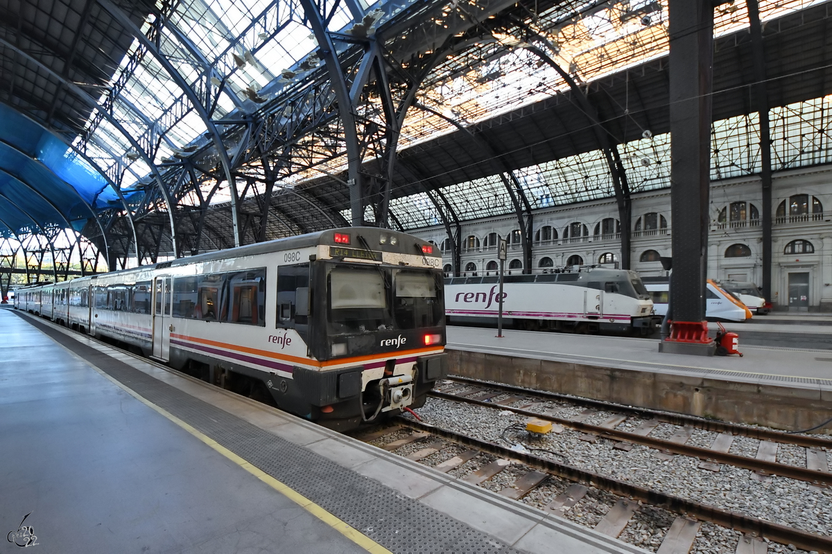 Anfang November 2022 war in Barcelona dieser Elektrotriebzug (098C) am Französischen Bahnhof (Estació De Franca) zu sehen.