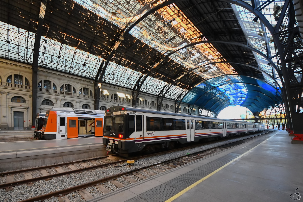 Anfang November 2022 war in Barcelona dieser Elektrotriebzug (098C) am Französischen Bahnhof (Estació De Franca) zu sehen.