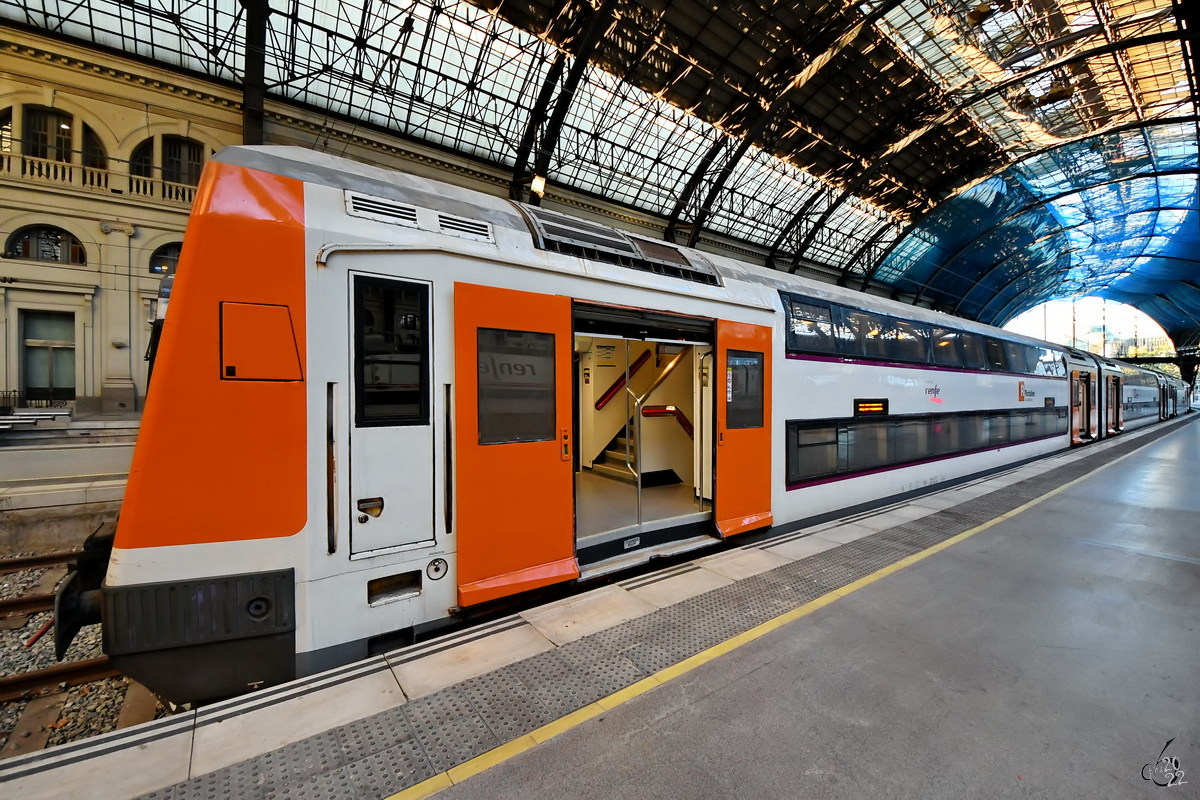 Anfang November 2022 war ein Triebzug für den Nahverkehr Barcelonas (Rodalies Barcelona) am Französischen Bahnhof (Estació De Franca) zu sehen.