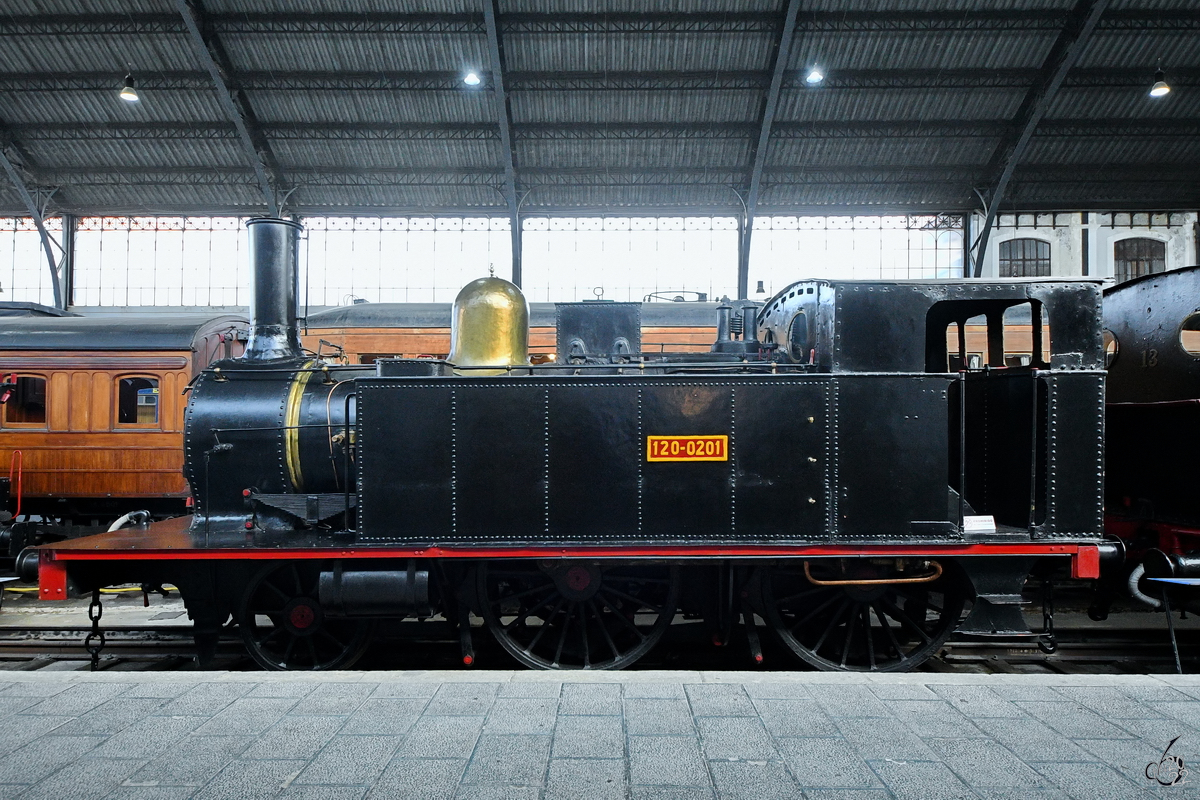 Anfang November 2022 war im Eisenbahnmuseum Madrid die 1878 bei Sharp, Stewart & Co. gebaute Dampflokomotive 120-0201 zu sehen.