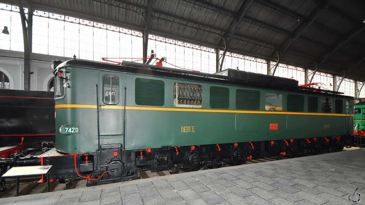Anfang November 2022 war im Eisenbahnmuseum Madrid die 1944 gebaute Elektrolokomotive 7420 (274-020-0) ausgestellt.