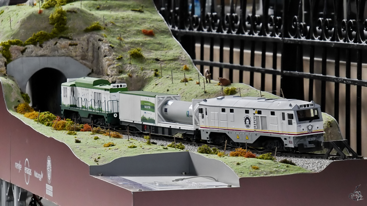 Anfang November 2022 war im Eisenbahnmuseum Madrid dieses Modell im Maßstab 1:22.5 eines mit flüssigen Erdgas (RaiLNG) angetriebenen Zugprototypen zu sehen.