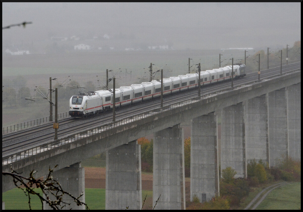 Anfang Oktober fanden auf der Schnellfahrstrecke Hannover – W�rzburg Testfahrten mit einem TALGO ICE-L und der neuen DB-Baureihe 105 statt. Da der Steuerwagen des ICE-L noch nicht vollst�ndig f�r den Betrieb auf deutschen Gleisen zugelassen ist, wurden diese Tests mit der RADVE 183 500 als Vorspannlokomotive durchgef�hrt. Die Bilder zeigen den Tz 1802 mit dem Steuerwagen D-DB 73 80 80-91 002-4 Apzf und DB 105 022 (NVR: 91 80 6 105 022-8 D-DB) sowie der 230 km/h schnellen 183 500�(NVR: 91 80 6 183 500-8 D-RADVE)�von Railadventure am 08.10.2026 die Probefahrt DPrb 89004 auf der 1.160 Meter langen Bartelsgrabentalbr�cke bei Leinach.
