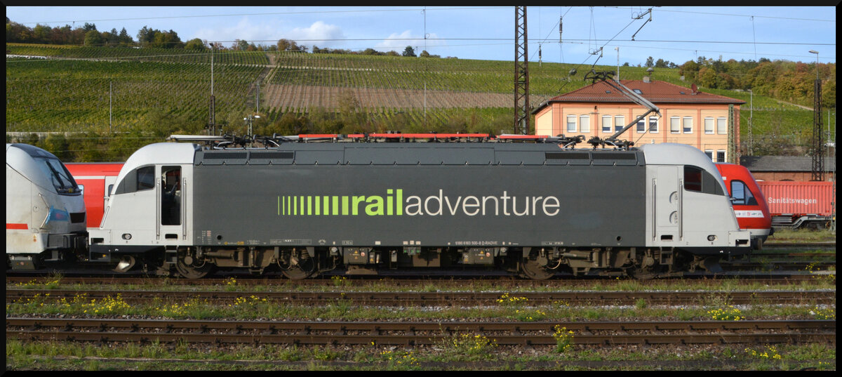 Anfang Oktober fanden auf der Schnellfahrstrecke Hannover – W�rzburg Testfahrten mit einem TALGO ICE-L und der neuen DB-Baureihe 105 statt. Da der Steuerwagen des ICE-L noch nicht vollst�ndig f�r den Betrieb auf deutschen Gleisen zugelassen ist, wurden diese Tests mit der RADVE 183 500 als Vorspannlokomotive durchgef�hrt. Das Bild zeigt den Tz 1802 mit dem Steuerwagen D-DB 73 80 80-91 002-4 Apzf und DB 105 022 (NVR: 91 80 6 105 022-8 D-DB) sowie der 230 km/h schnellen 183 500�(NVR: 91 80 6 183 500-8 D-RADVE)�von Railadventure am 07.10.2026 bei der Wendepause in W�rzburg Hbf.
