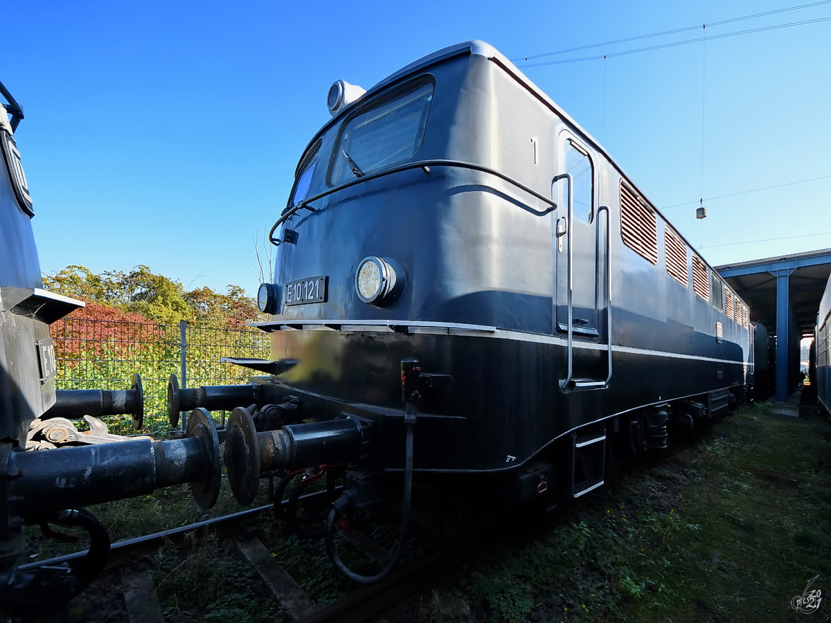 Anfang September 2021 stand im Außenbereich des Eisenbahnmuseums in Koblenz die 1958 gebaute Elektrolokomotive E10 121.