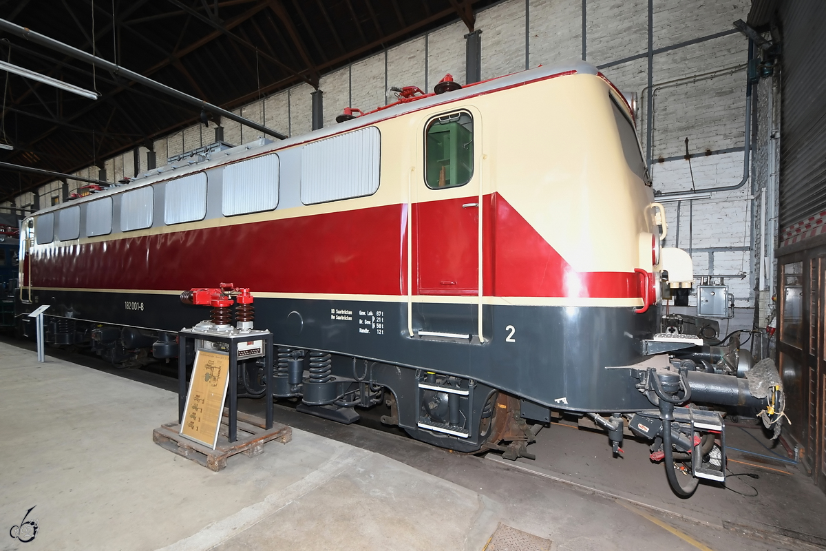 Anfang September 2021 war im Eisenbahnmuseum Koblenz die Elektrolokomotive 182 001-8 zu sehen.
