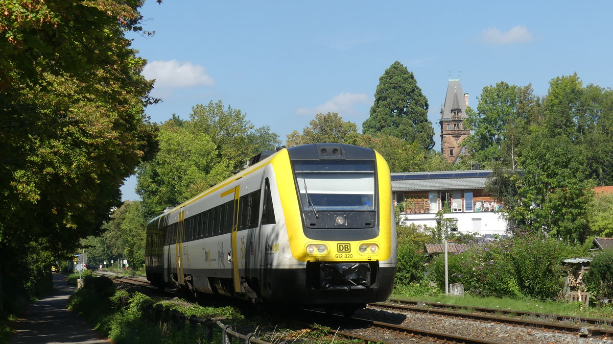 Anfang September war auf der Südbahn zwischen Ravensburg und Friedrichshafen Schienenersatzverkehr. Während auf dem Nordabschnitt Stuttgart - Ravensburg die RE Züge mit den normalen Dosto-Garnituren fuhren, pendelte auf dem Südabschnitt Friedrichshafen - Lindau u.a. dieser BW-612, der so auch mal nach Lindau kam und hier kurz vor dem Damm festgehalten werden konnte. Aufgenommen am 8.9.2018 14:57