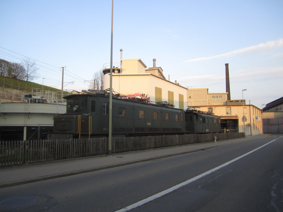 Anfangs März wurden mehrere Swisstrain Loks an neue Standorte verschoben. Die Ae 4/7 10961 und die EBT Be 4/4 104 (91 85 4416 104-8) wurden in Uetikon auf dem Gelände der ehemaligen Chemiefabrik abgestellt. Leider sind beide Loks in einem schlechten Zustand. Bild aufgenommen am 3.4.2020