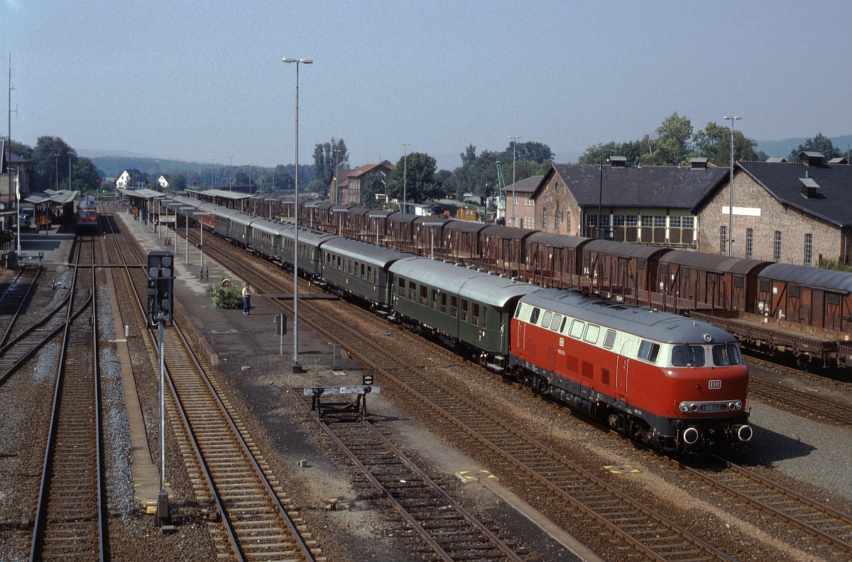 Anfangs wurden die Sonderzge aus Nrnberg mit historischen Diesel-Tfz (hier V 160 003) nach Neuenmarkt-Wirsberg zum Dampflokmuseum weitergefahren. Spter konnten auch hier standesgem Dampfloks eingesetzt werden. (Juni 1985)