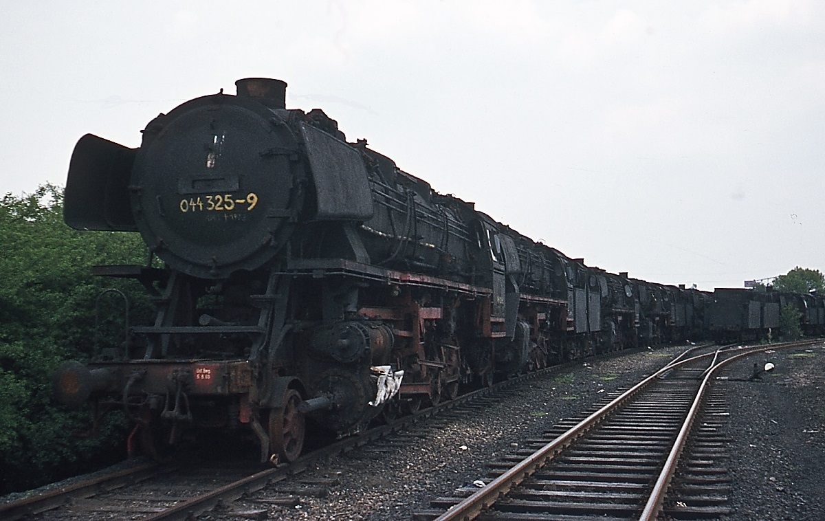 Angeführt von 044 325-9 warten am 21.05.1974 zahlreiche 044 im Bw Gelsenkirchen-Bismarck auf den Weg in den Hochofen