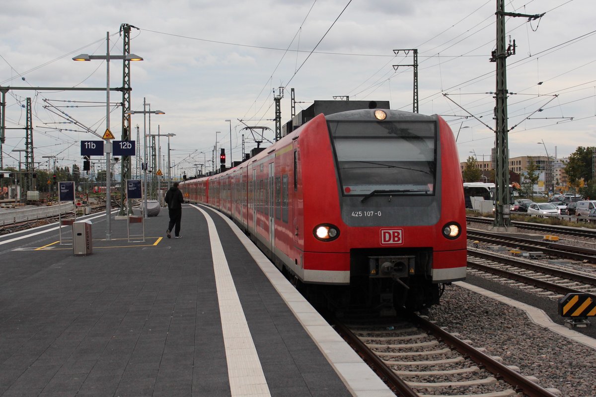 Angeführt von 425 107 erreicht eine RB aus Karlsruhe am 04.10.2017 ihren Endbahnhof Mannheim Hauptbahnhof.