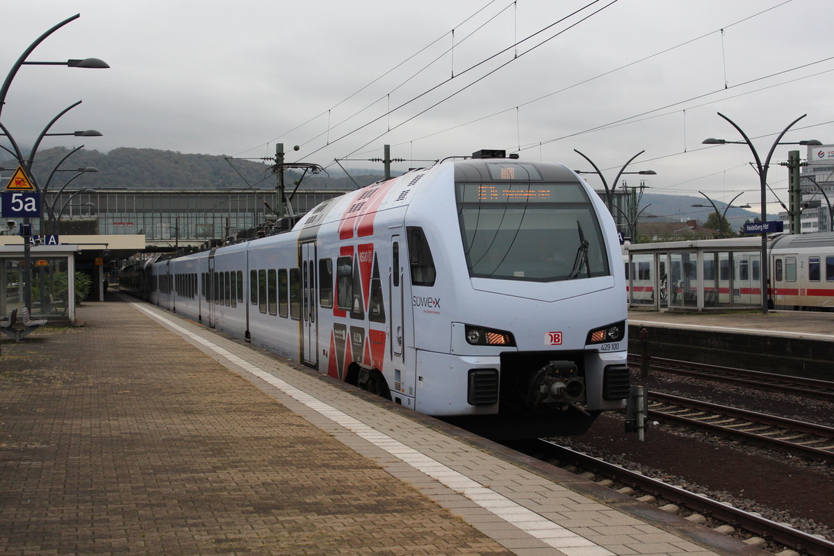 Angeführt von 429 100 verlässt ein Flirt3 Doppel am 25.10.2017 den Hauptbahnhof Heidelberg als RE14 in Richtung Mannheim.