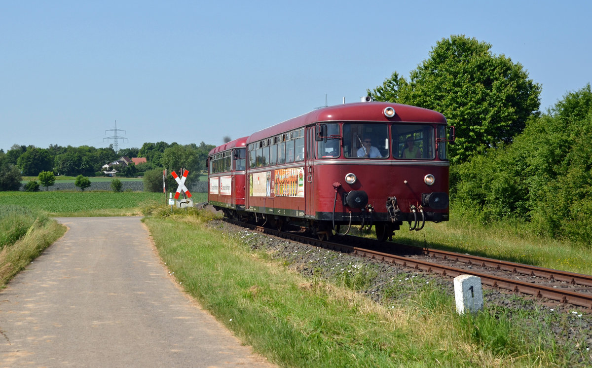 Angeführt vom Beiwagen 996 726 macht sich das Duo der Mainschleifenbahn am 15.06.17 auf den Weg nach Volkach. Der Zug hatte kurz zuvor den Bahnhof Seligenstadt verlassen.