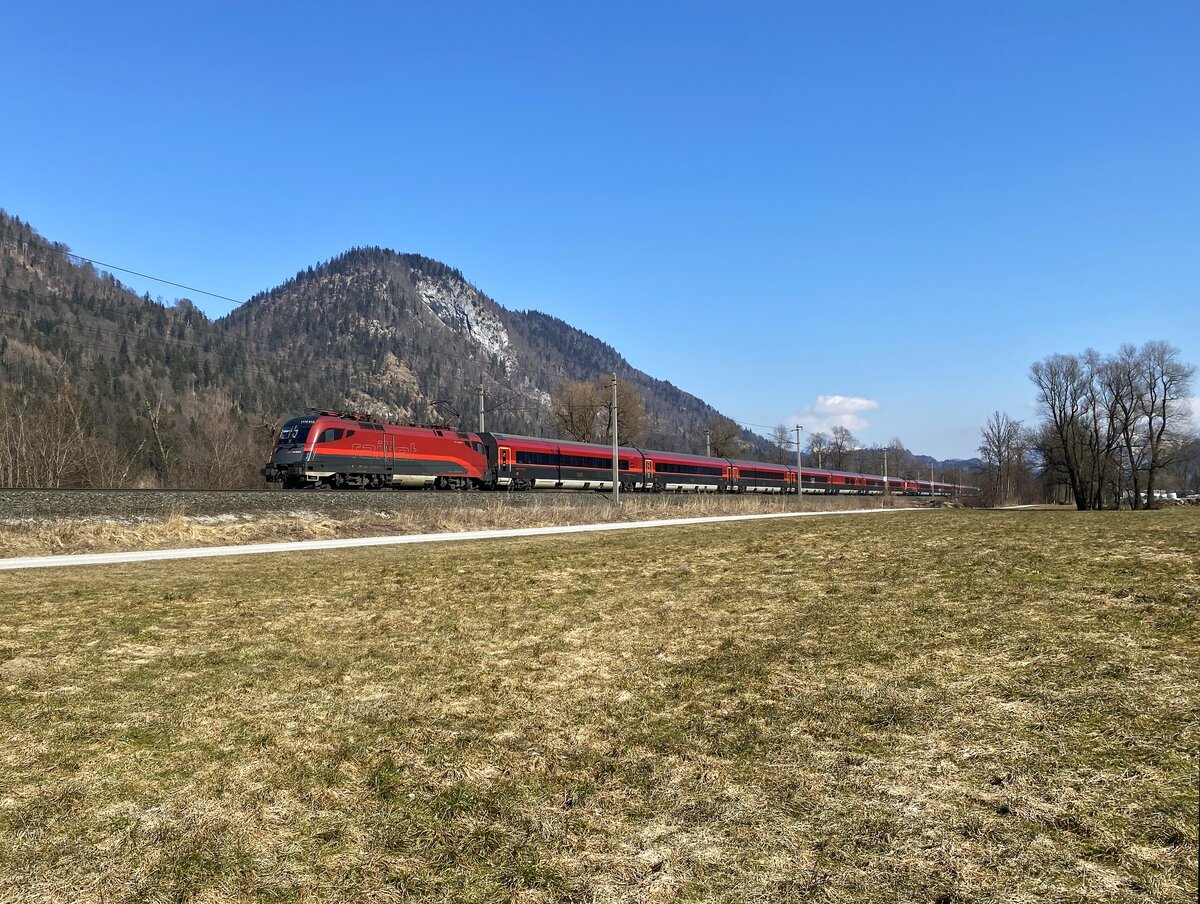 Angeführt durch 1116 213 war der RJX 160 (Bratislava hl. st. - Zürich HB) am 05.03.2022 zusammen mit dem RJX 560 nach Feldkirch bei Schaftenau in Richtung Westen unterwegs.