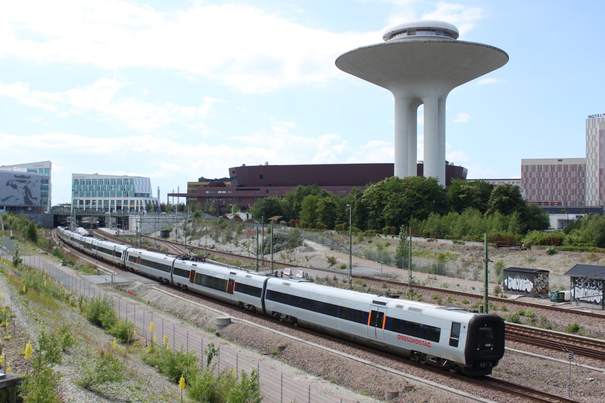 Angeführt von der Einheit Nr. 4360 verlässt eine Dreifachtraktion Öresundzug den Bahnhof Malmö Hyllie als RE in Richtung Göteborg. Aufnahmedatum: 08.07.2017