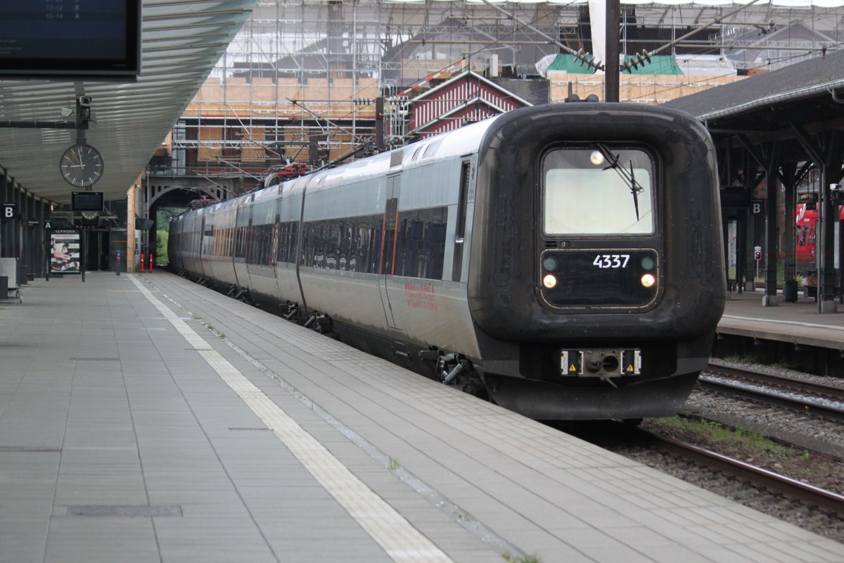 Angeführt von der Garnitur Nr.4337 erreicht eine Doppeltraktion Öresundzug am 08.07.2017 den Bahnhof Österport als RE nach Helsingör. 