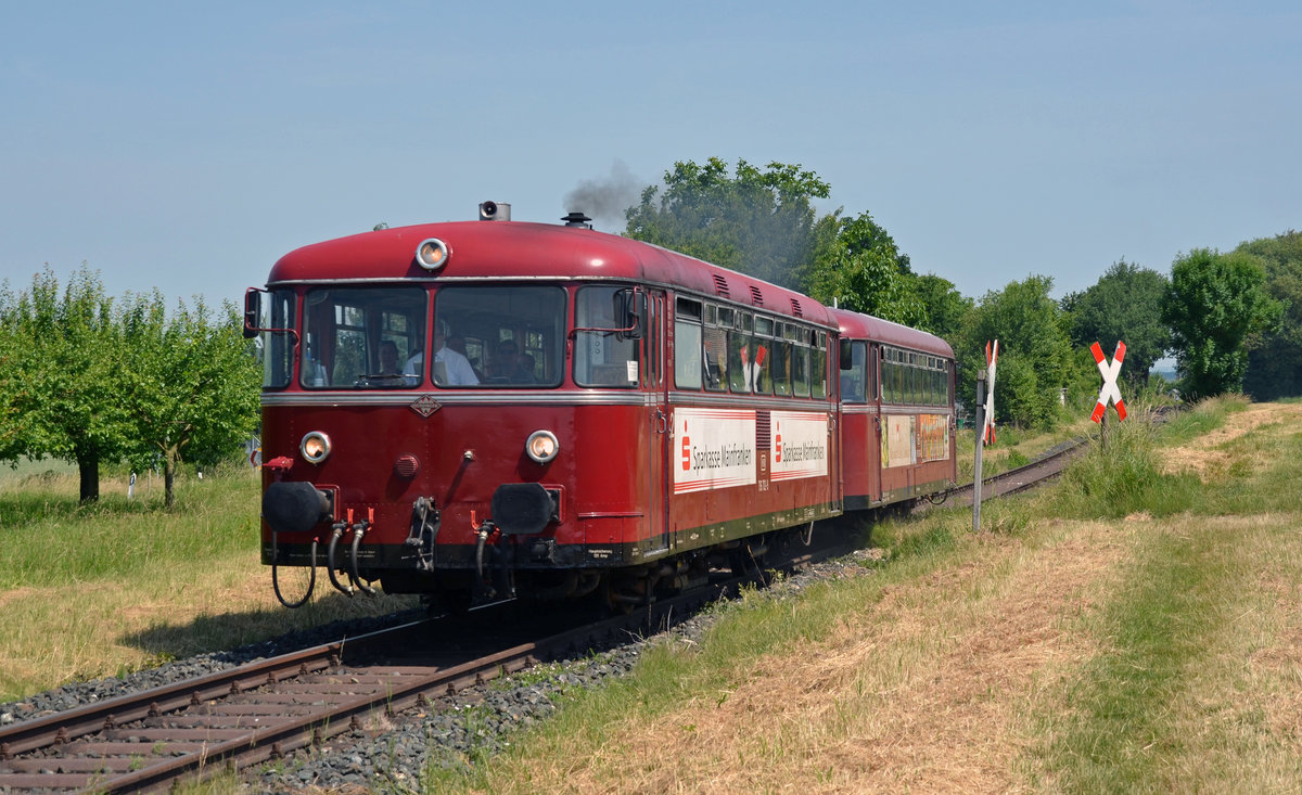 Angeführt vom Motorwagen 796 702 durchfahren die beiden Triebwagen der Mainschleifenbahn am 15.06.17 Eisenheim.