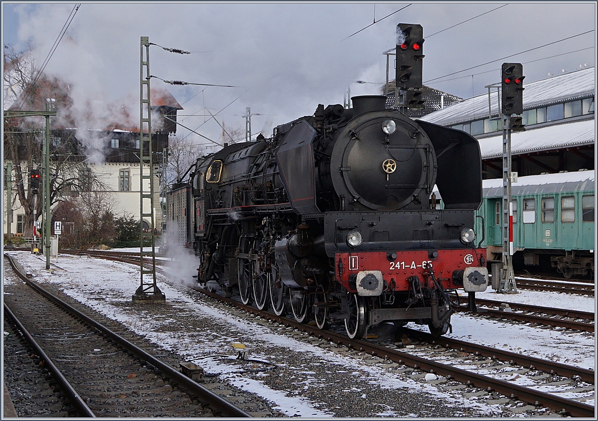 Angekommen! Die wunderschöne SNCF 241-A-65 räuchert in Konstanz das Konzil-Gebäude ein, welches nota bene auch mal als Lokschuppen gedient haben soll.
9. Dezember 2017