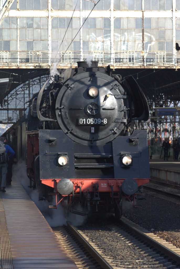 Angekommen in Prag, 01 0509-8 , bei strahlendem Sonnenschein, leider verpasst ihr dadurch ein Fahrleitungsmast und das Bahnsteigdach des Nachbarbahnsteiges einen störenden Schatten....05.12.2015   11:28 Uhr 