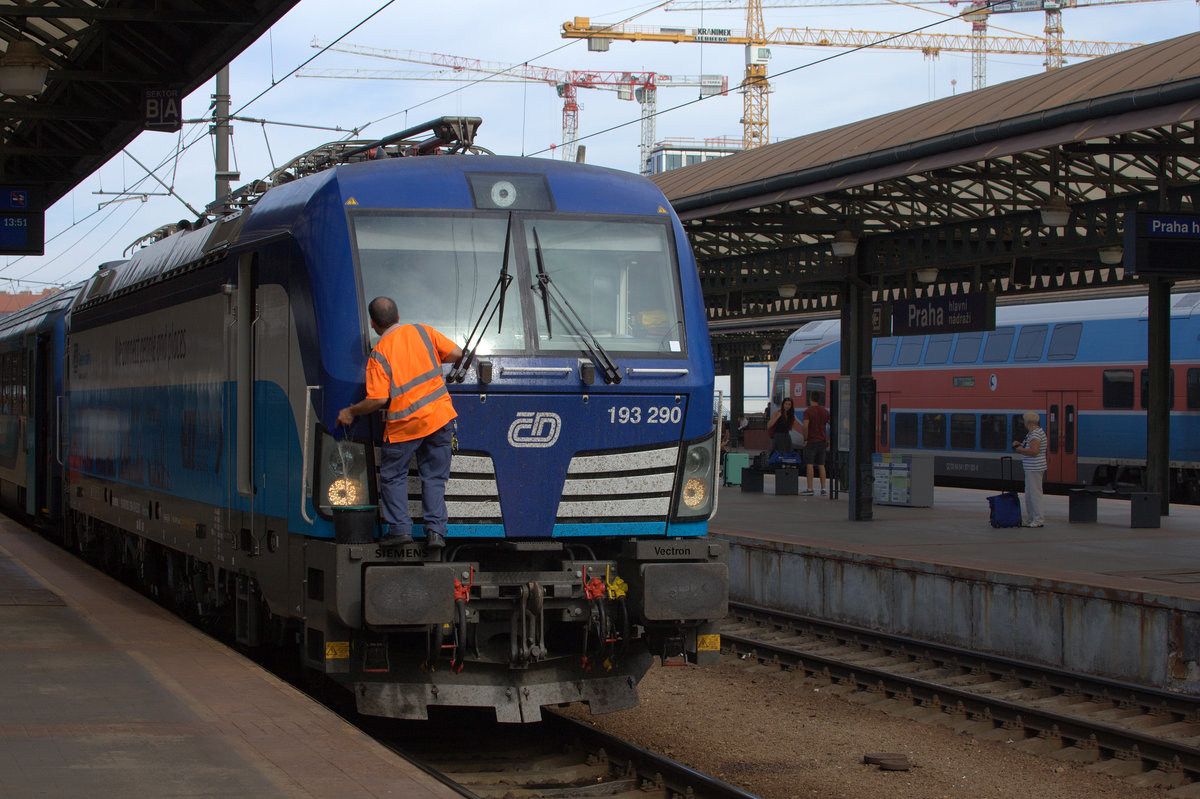 Angekommen in Praha hln. wird  Tediks Brille  geputzt.  Bei 193 290 werden die Frontscheiben gereinigt. 21.08.2018 13:36 Uhr.