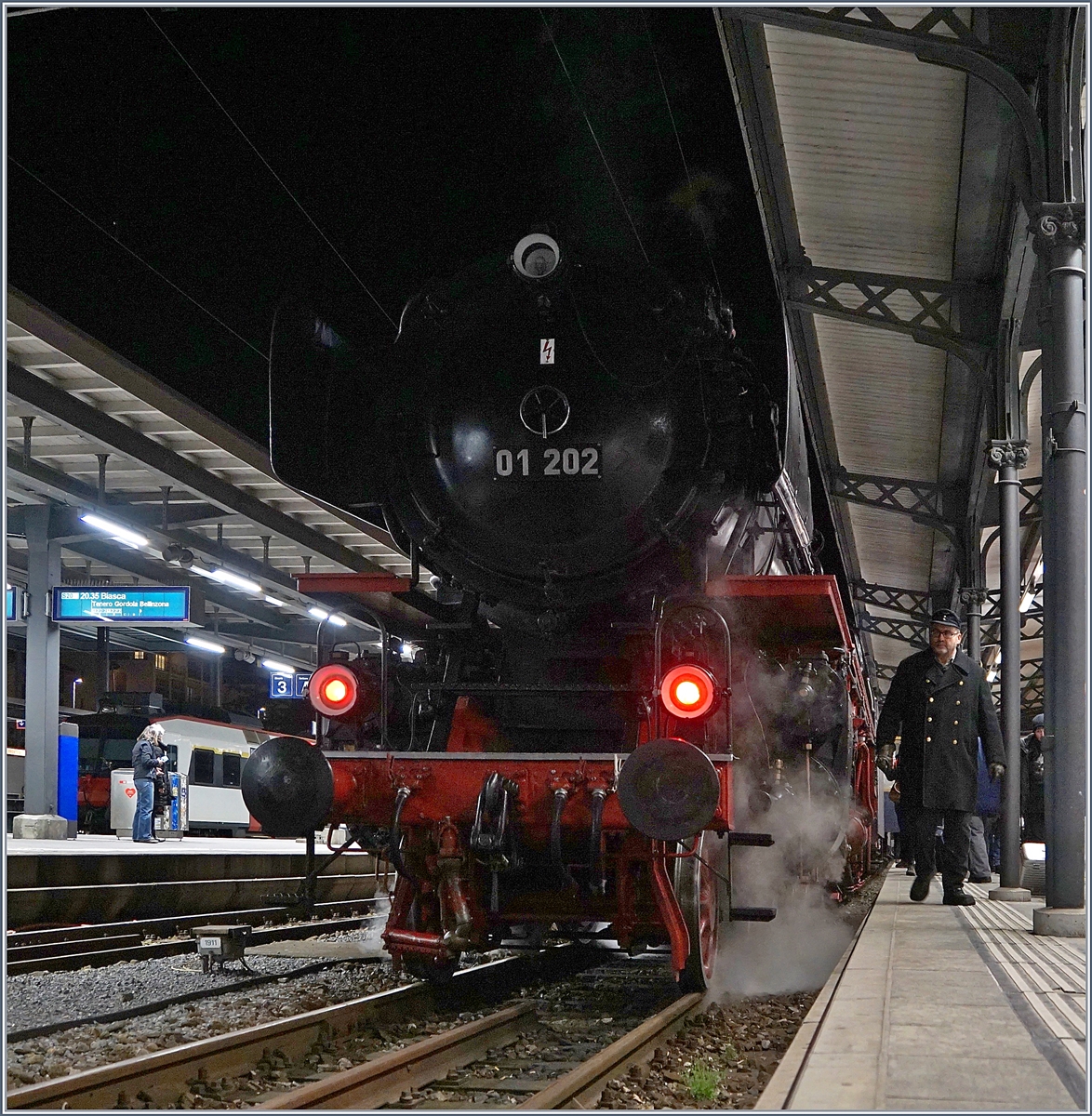 Angekommen!
Die prächtige 01 202 hat mit ihrem langen Extrazug Locarno erreicht.
20. März 2018