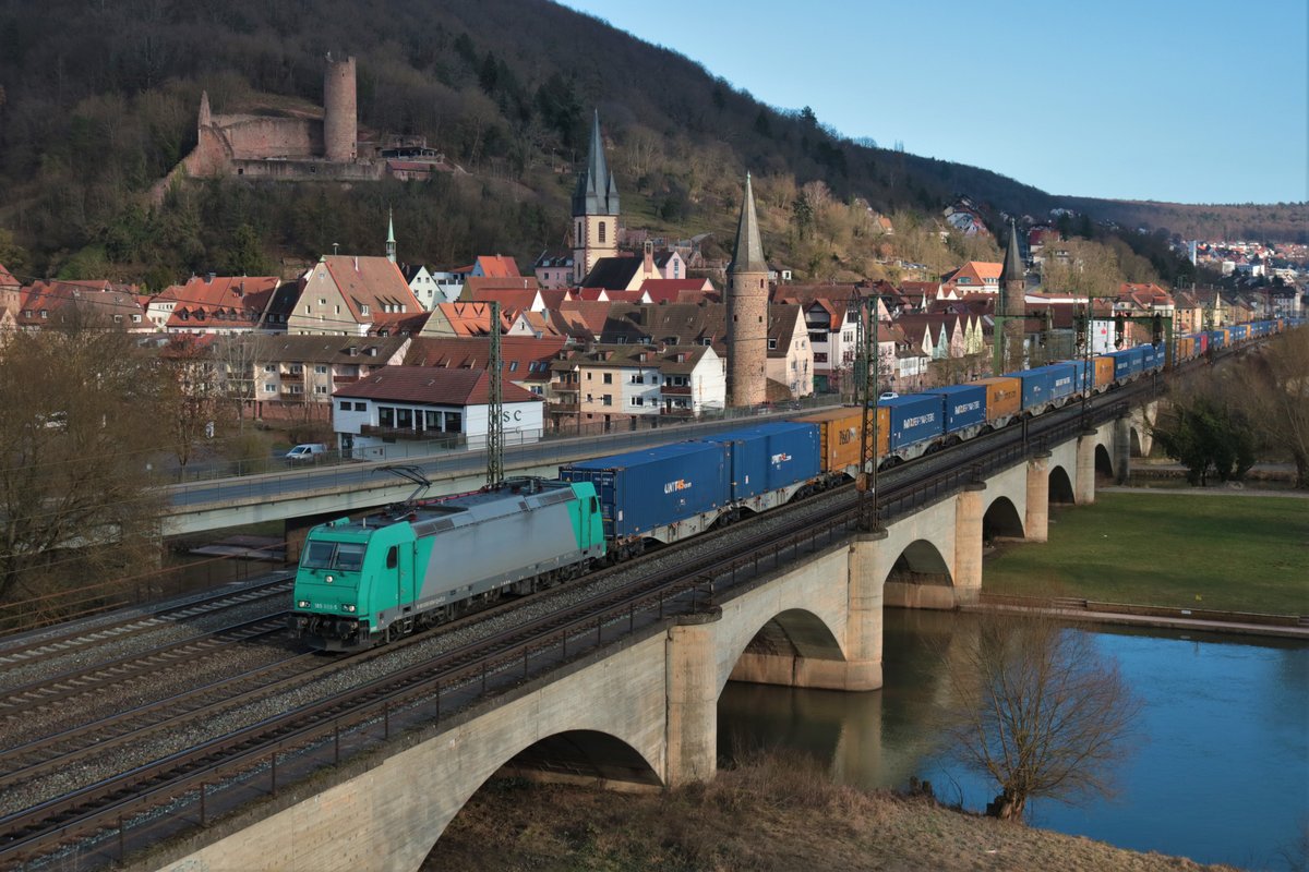 Angel Trains Bombardier Traxx 185 609-5 mit Containerzug in Gemünden am Main am 27.02.21