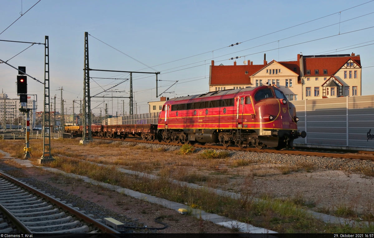 Angeleuchtet von den letzten Sonnenstrahlen, passiert 227 010-6 (NOHAB MY 1155) mit Flachwagen den Bahnsteig 12/13 in Halle(Saale)Hbf in südlicher Richtung.

🧰 Altmark-Rail GmbH
🕓 29.10.2021 | 16:57 Uhr