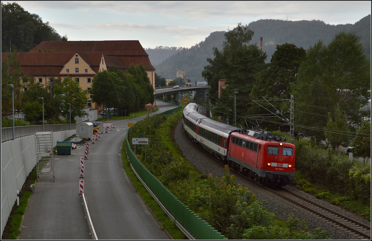 Angeregt durch das schicke Gäubahnbild von Robert Hansen habe ich mal auch die Spindel in Oberndorf aufgesucht. Zwar schickte mir Petrus eine dunkle Fotowolke, die DB hingegen die 115 198-4. Das ist sicher keine schlechte Variante. Im Hintergrund der schicke  Neubau  des Augustinerklosters aus den Jahren 1772 bis 1779, heute als Rathaus genutzt. August 2014.