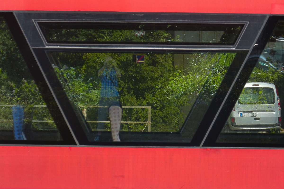 Angeregt von einem anderen Bild hier, wollte ich auch mal ein Fenster-Selfie versuchen. Spontan und ohne groß zu überlegen über mehrere Gleise das Spiegelbild im Fenster eines 650er aufgenommen. Allerdings ging es mehr als im wahrsten Sinne des Wortes in die Hose. Crailsheim 26.06.2015