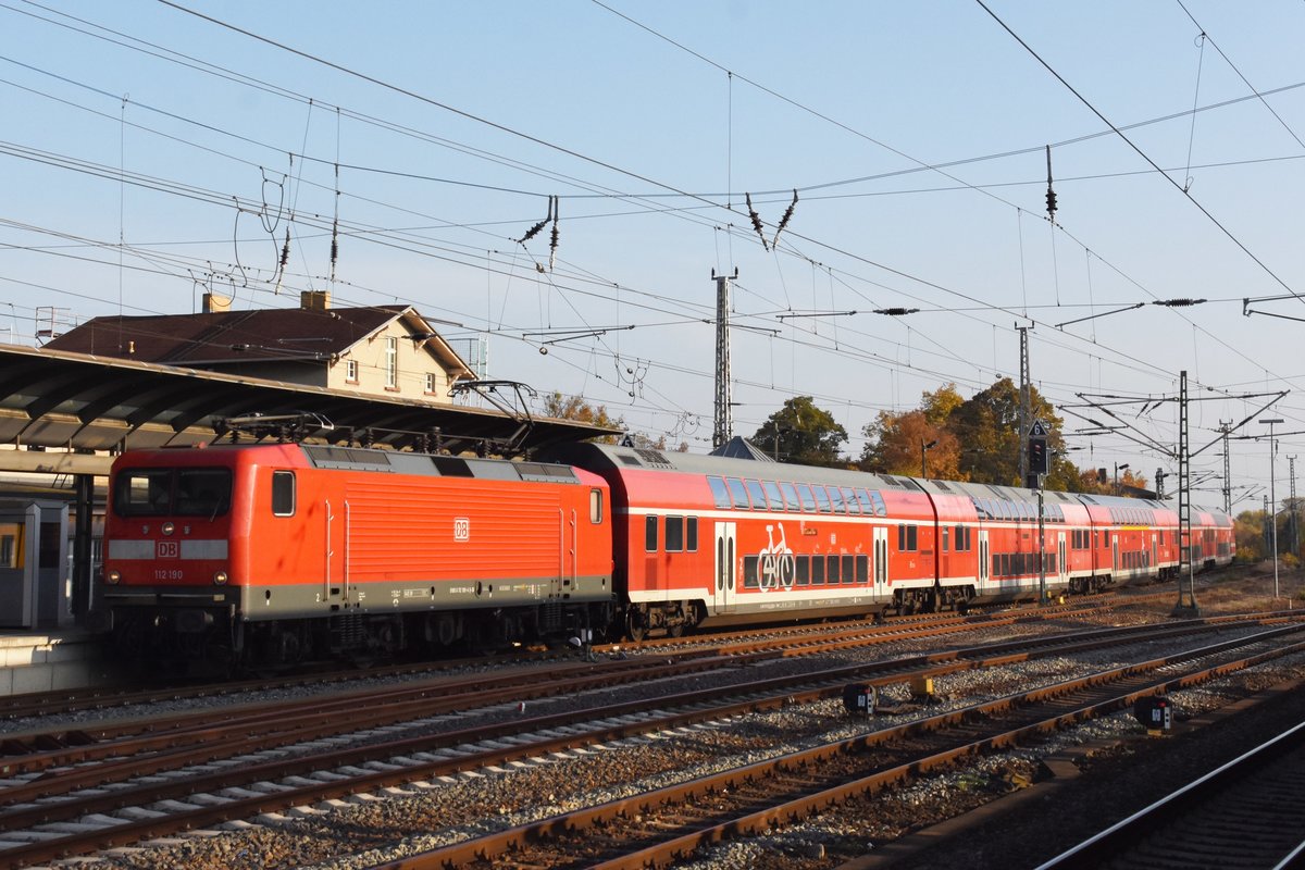 ANGERMÜNDE (Landkreis Uckermark), 15.10.2019, 112 190 als RE3 nach Schwedt (Oder) bei der Einfahrt in den Bahnhof Angermünde