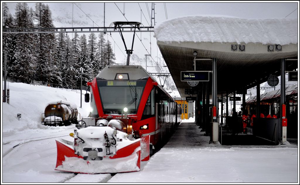 Angesagt ist ein starker Föhnsturm, weshalb  R1613 mit Allegra 3503 den Spurpflug Xk9143 mit sich führt. Pontresina (05.02.2014)