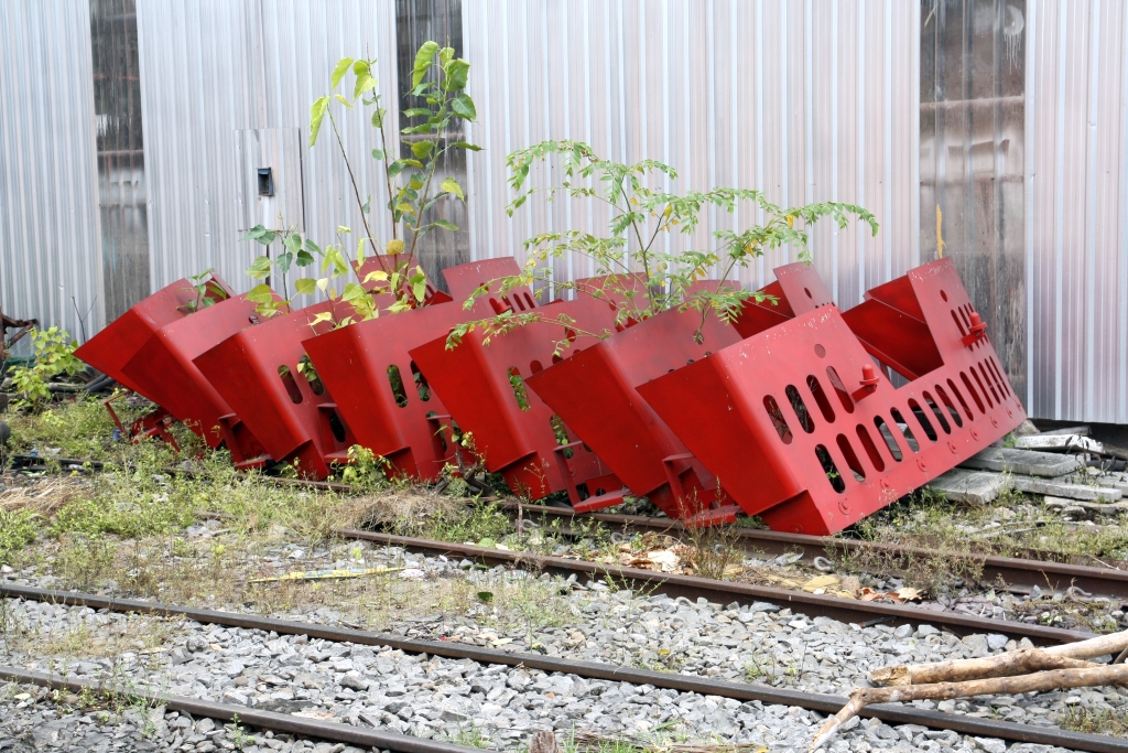 Angesichts dieser neuen Schürzen im Depot Thon Buri dürften die GEK 40xx doch nicht so schnell ausgemustert werden. Bild vom 01.Mai 2022.