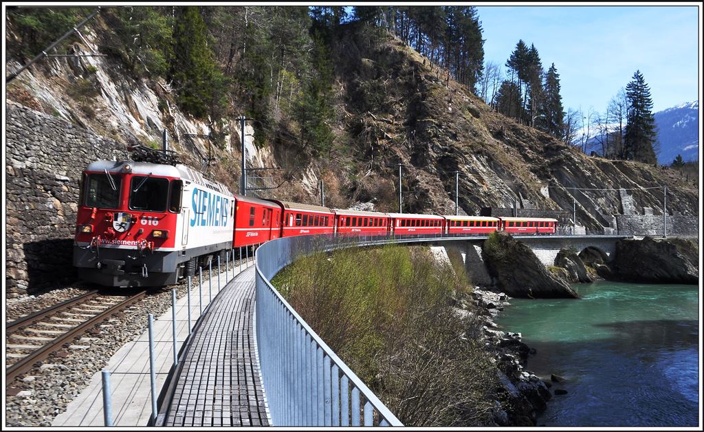 Angleicher Stelle mit Sicht von unten schlängelt sich der RE1232 mit Ge 4/4 II 616  Filisur  dem Vorderrhein entlang. (02.04.2014)