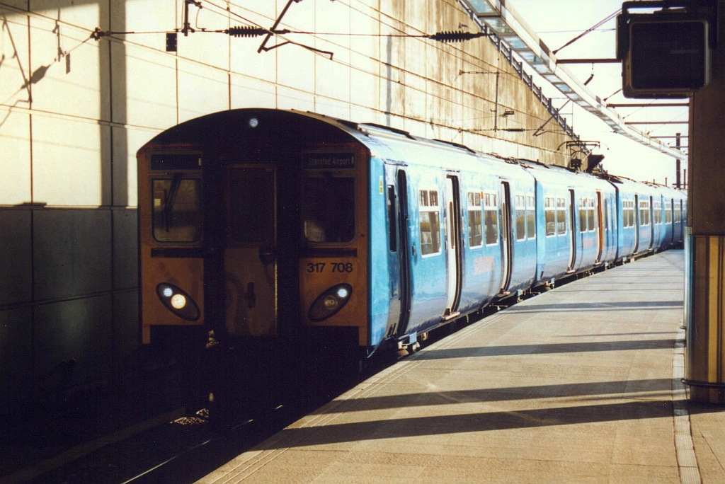 Anglia Railways (UIC-Kürzel AR, 1997-2004) 317 708 fährt am 06.April 2002 in die Stansted Airport Station. (Fotoscan)