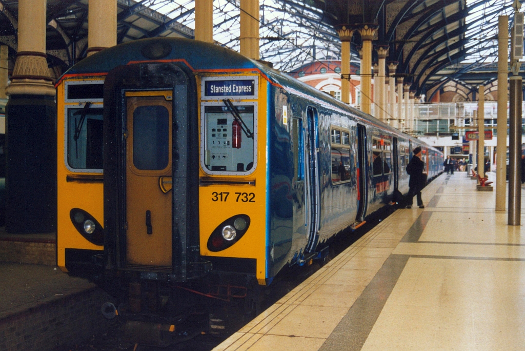 Anglia Railways (UIC-Kürzel AR, 1997-2004) 317 732 am 08.April 2002 als Stansted Express in der London Liverpool Street Station. (Fotoscan)