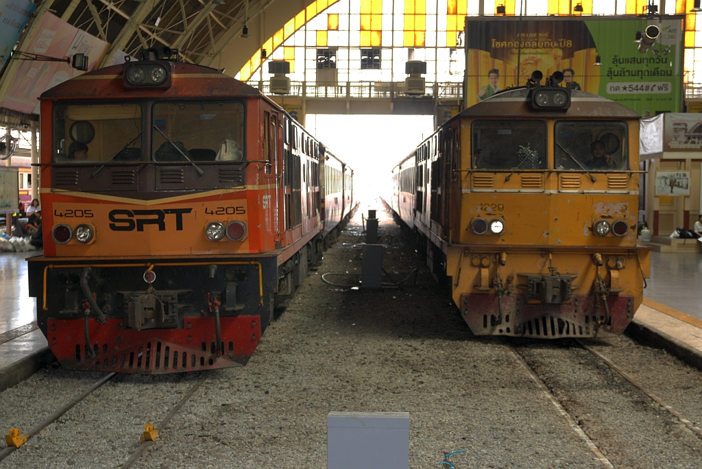 Anhand der AHK 4205 (Co'Co', de, Henschel, Bj.1980, Fab.Nr. H-32454) und der AHK 4229 (Co'Co', de, Henschel, Bj.1980, Fab.Nr. H-32466) erkennt man die unterschiedlichen Lackierungsversionen. Bild vom  04.November 2016 in der Hua Lamphong Station.