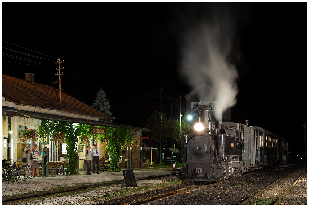 Ankuft des Bergsteigerzuges eine Stunde später in Grünburg. Für das Jubiläum 30 Jahre Steyrtal-Museumsbahn wurde wie vor 50 Jahren der erste Zug schon in aller Früh abgefertigt.